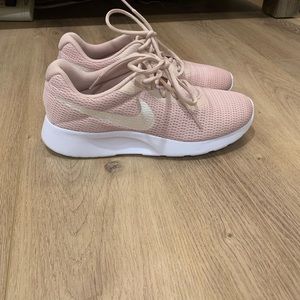 Nike (Tanjun Sneaker)